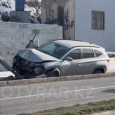 Легковушка врезалась в столб в Шымкенте