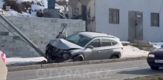 Легковушка врезалась в столб в Шымкенте