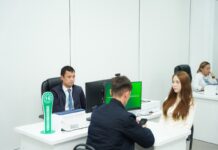 Мужчины или женщины: кто и зачем чаще обращается в ЦОН за услугами