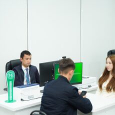 Мужчины или женщины: кто и зачем чаще обращается в ЦОН за услугами
