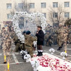 Предложение руки и сердца во время присяги сделал гвардеец в Шымкенте Предложение руки и сердца