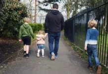 Троих детей в Шымкенте суд после развода оставил жить с отцом Отец с тремя детьми