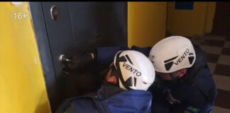 Спасатели освободили троих детей из запертой квартиры Спасатели вызволили троих детей из запертой квартиры