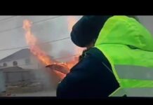 Патрульные потушили грузовик на трассе в Шымкенте Возгорание автомобиля