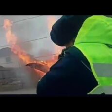 Патрульные потушили грузовик на трассе в Шымкенте Возгорание автомобиля