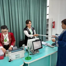 Сотрудники ЦОНов Шымкента принимали посетителей в национальных костюмах Сотрудники ЦОНов Шымкента принимали посетителей в национальных костюмах