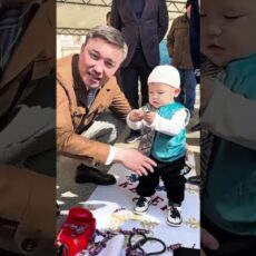 Аким Шымкента символически открыл ребенку путь к будущему Аким Шымкента символически открыл ребенку путь к будущему