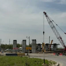 15 объектов недвижимости изымут в госсобственность при строительстве моста в Шымкенте Строительство подвесного моста над железной дорогой