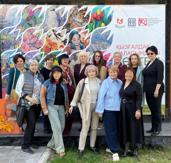 Выставка женского творчества «Весна в городе тюльпанов»