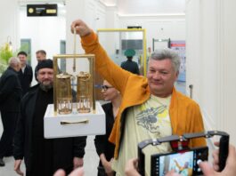 Благодатный огонь доставлен в Казахстан