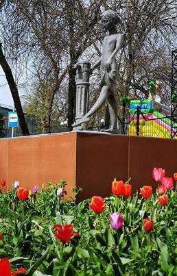 Скульптура "Девочка у колонки"