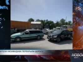 Жители села перекрыли дорогу, требуя ремонта поврежденной трубы