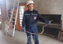 В Шымкенте спасатели продолжают ловить змей в жилых домах Спасатели МЧС поймали змею в жилом доме