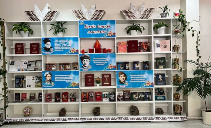 Книжная выставка «Слава героев вечна!»