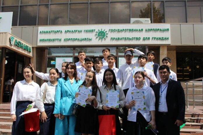 Школьникам Шымкента провели экскурсию в ЦОНе