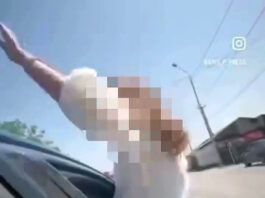 Во время движения девушка вылезла из окна автомобиля