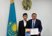 Максимум на ЕНТ: сельский школьник покорил министра науки Саясат Нурбек поздравил Жәнібека Әбілхана