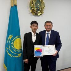 Максимум на ЕНТ: сельский школьник покорил министра науки Саясат Нурбек поздравил Жәнібека Әбілхана
