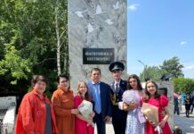 Воспитанник детского дома стал полицейским: история Александра Речинского Выпускник академии МВД Александр Речинский и Ералы Жумаханбетов