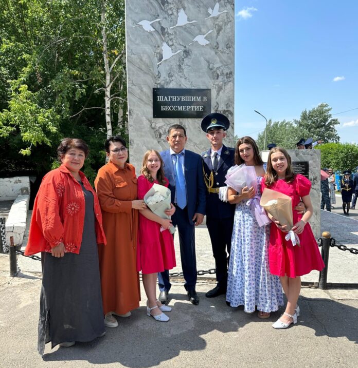 Балалар үйінің студенті полиция қызметкері болды: Александр Речинскийдің тарихы Балалар үйінің студенті полиция қызметкері болды: Александр Речинскийдің тарихы