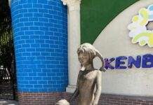 К «Кен бабе» вернулась «ДЕВОЧКА» Скульптура девочки у колонки