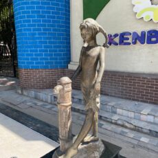 К «Кен бабе» вернулась «ДЕВОЧКА» Скульптура девочки у колонки