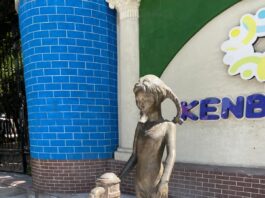 Скульптура девочки у колонки