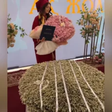 Букет из долларов подарили выпускнице вуза Шымкента Букет из долларов подарили выпускнице вуза Шымкента