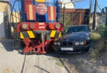 Легковушка столкнулась с маневровым тепловозом в Шымкенте Легковушка столкнулась с тепловозом