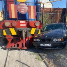 Легковушка столкнулась с маневровым тепловозом в Шымкенте Легковушка столкнулась с тепловозом