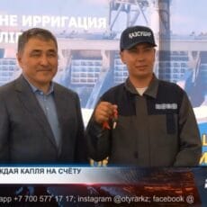 Каждая капля на счёту: в Туркестанской области обновили водную технику Нуржан Нуржигитов вручает ключи от новой спецтехники