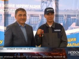 Нуржан Нуржигитов вручает ключи от новой спецтехники