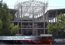 В Шымкенте сносят трёхэтажное здание, случайно построенное вместо туалета Снос 3-этажного здания за парком «Қиял әлемі»