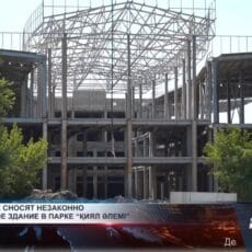 В Шымкенте сносят трёхэтажное здание, случайно построенное вместо туалета Снос 3-этажного здания за парком «Қиял әлемі»