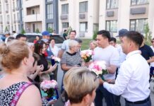 Оперативное новоселье, или Браво, аким! Габит Сыздыкбеков вручил ключи от новых квартир