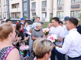 Габит Сыздыкбеков вручил ключи от новых квартир