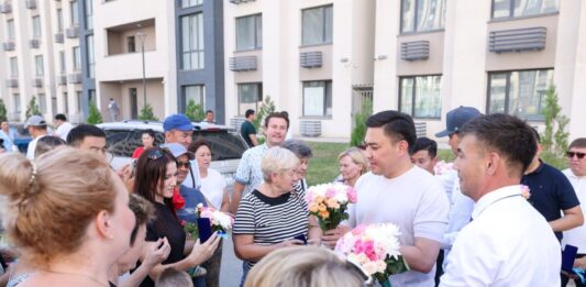 Габит Сыздыкбеков вручил ключи от новых квартир