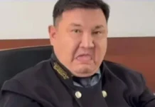 Судья, показавший язык в зале суда, оказался под прицелом Судебного жюри Судья Абинур Карабаев показал язык