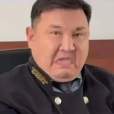 Судья, показавший язык в зале суда, оказался под прицелом Судебного жюри Судья Абинур Карабаев показал язык