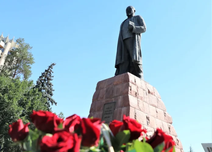 Памятник Абаю в Алматы