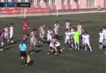 Массовая драка произошла во время матча ЧК по футболу в Шымкенте Драка футболистов на поле