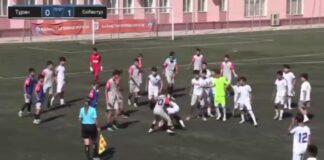 Массовая драка произошла во время матча ЧК по футболу в Шымкенте Драка футболистов на поле