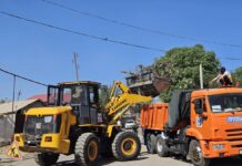 160 тонн мусора убрали за день в Шымкенте Погрузка мусора