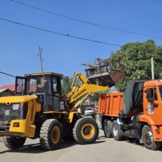 160 тонн мусора убрали за день в Шымкенте Погрузка мусора