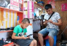 В Келесе сотовые телефоны ремонтирует восьмилетний мастер 8-летний Айдын Бекжанулы умеет ремонтировать мобильные телефоны