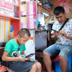 В Келесе сотовые телефоны ремонтирует восьмилетний мастер 8-летний Айдын Бекжанулы умеет ремонтировать мобильные телефоны