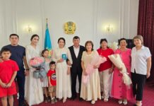 Жемчужная свадьба стала частью празднования 30-летия Конституции в Шымкенте Супружеская пара, отметившая 30-летие совместной жизни