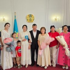 Жемчужная свадьба стала частью празднования 30-летия Конституции в Шымкенте Супружеская пара, отметившая 30-летие совместной жизни