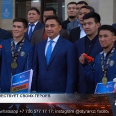 Чемпионам по боксу подарили квартиры и машины