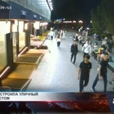 В Шымкенте женщина устроила уличный «бой» с общественным туалетом